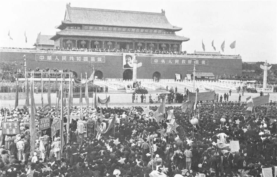 1949年10月1日开国大典，中华人民共和国中央人民政府成立，各界群众会聚在北京天安门典礼主席台前.jpg