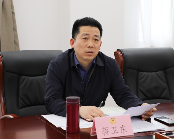 蒋卫东主持会议.课题组解读课题调研方案及报告提纲.